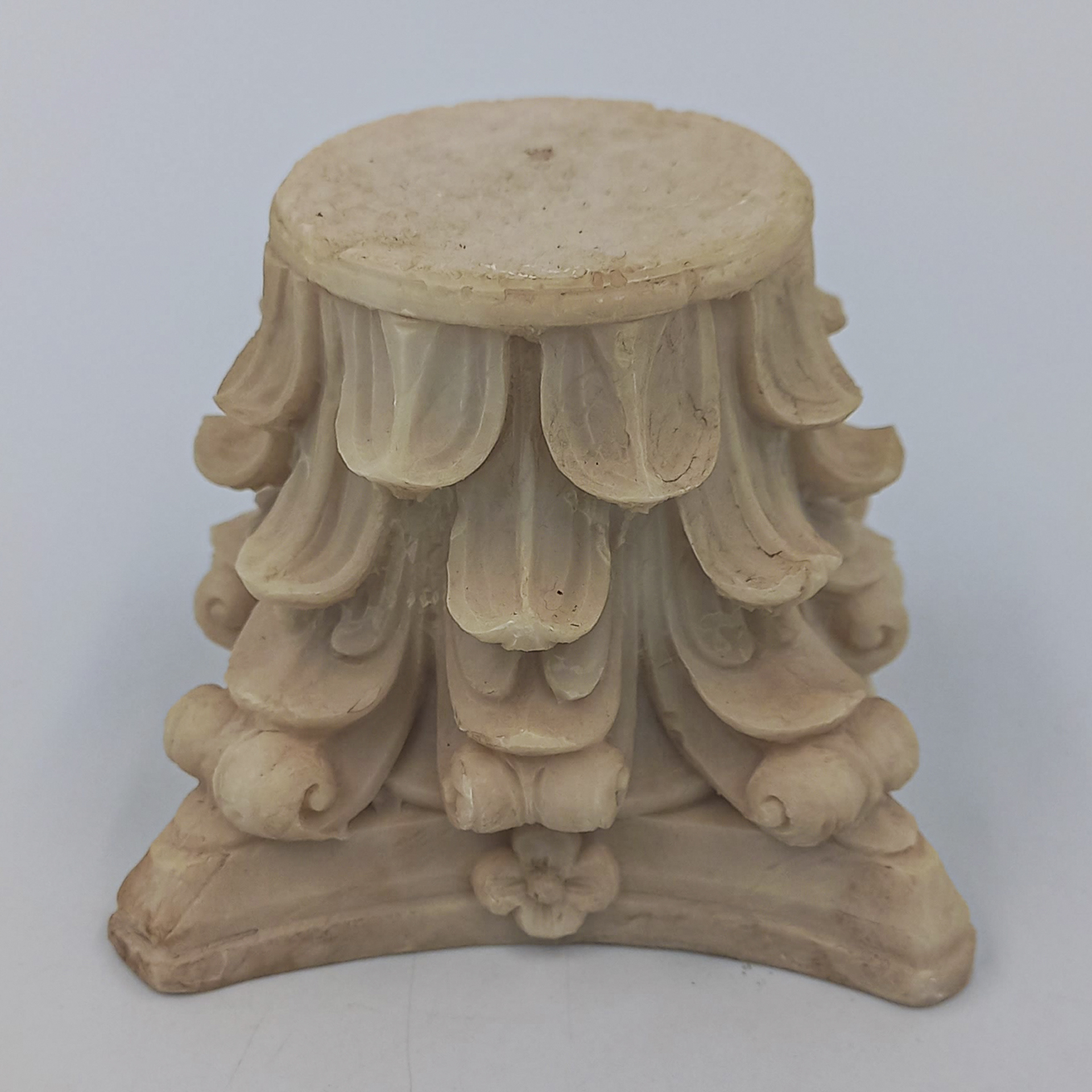 beiges Kapitell als Abschluss einer Säule oder eines Pfeilers