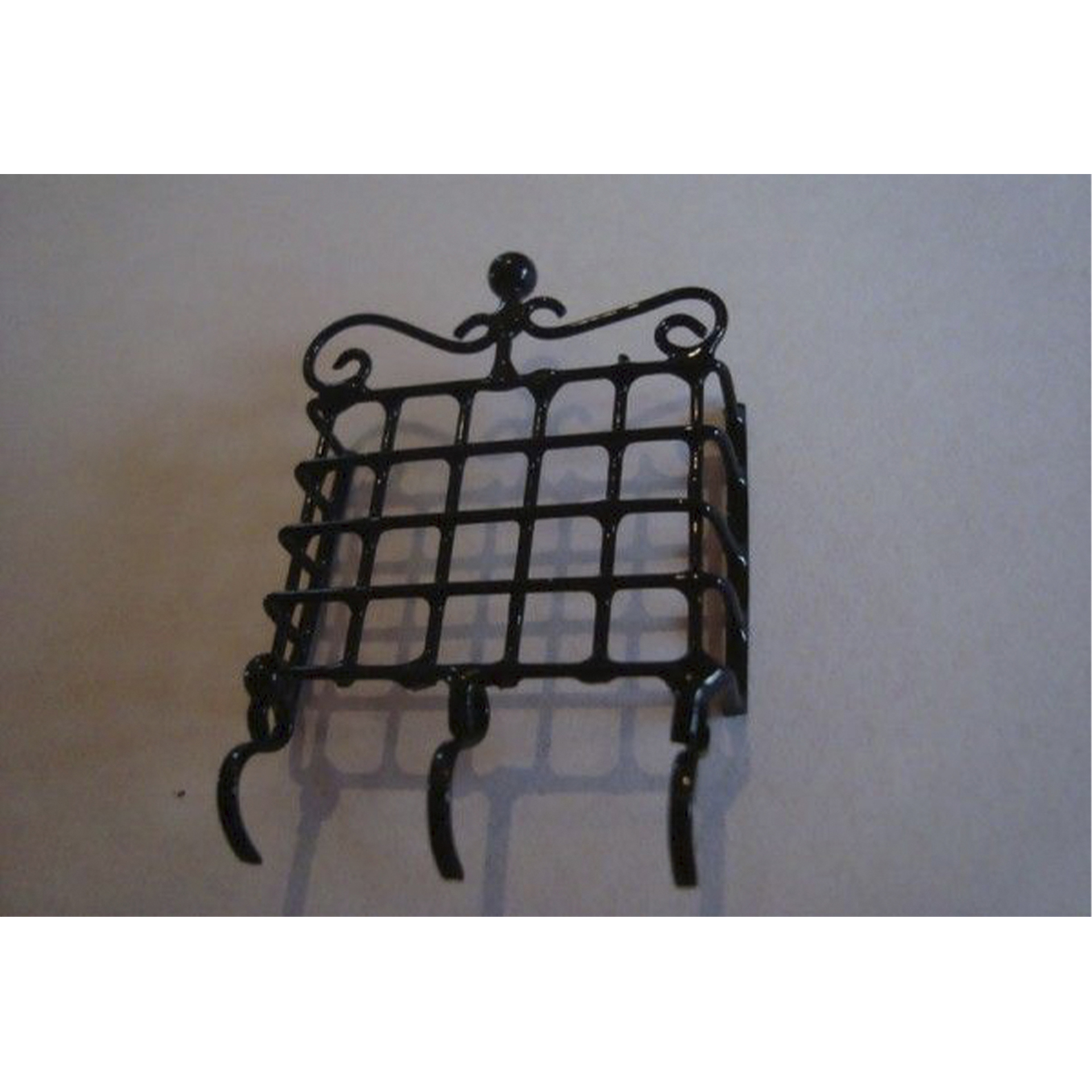 schwarz lackiertes Fenstergitter mit Ornament zur Gestaltung Ihrer Krippe4cm ornament