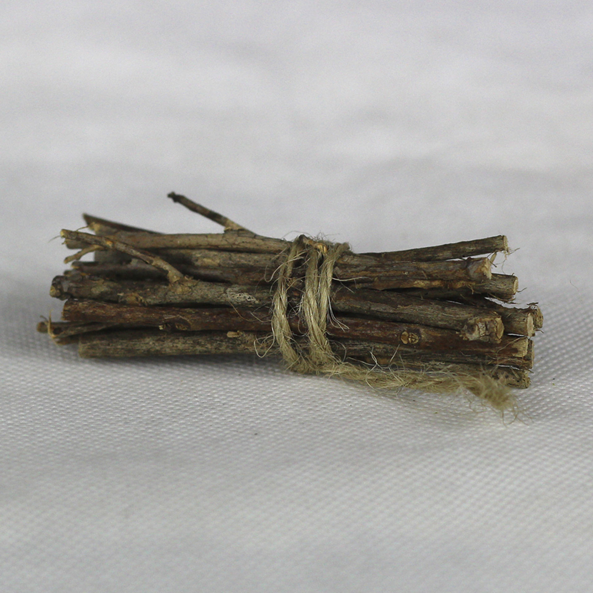 gebündelte mittelgroße Ästchen, umwickelt mit Kordel