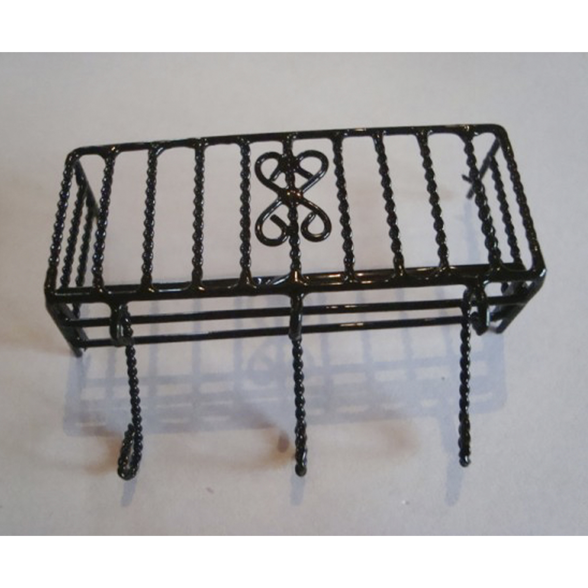 schwarz lackierter Metallbalkon mit Ornament für den Krippenbau