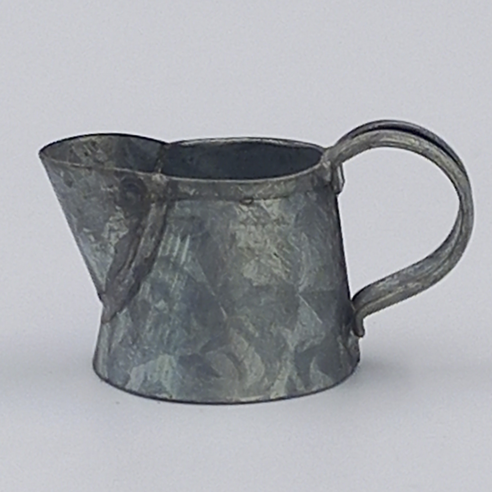 Verzinkter Krug mit Henkel