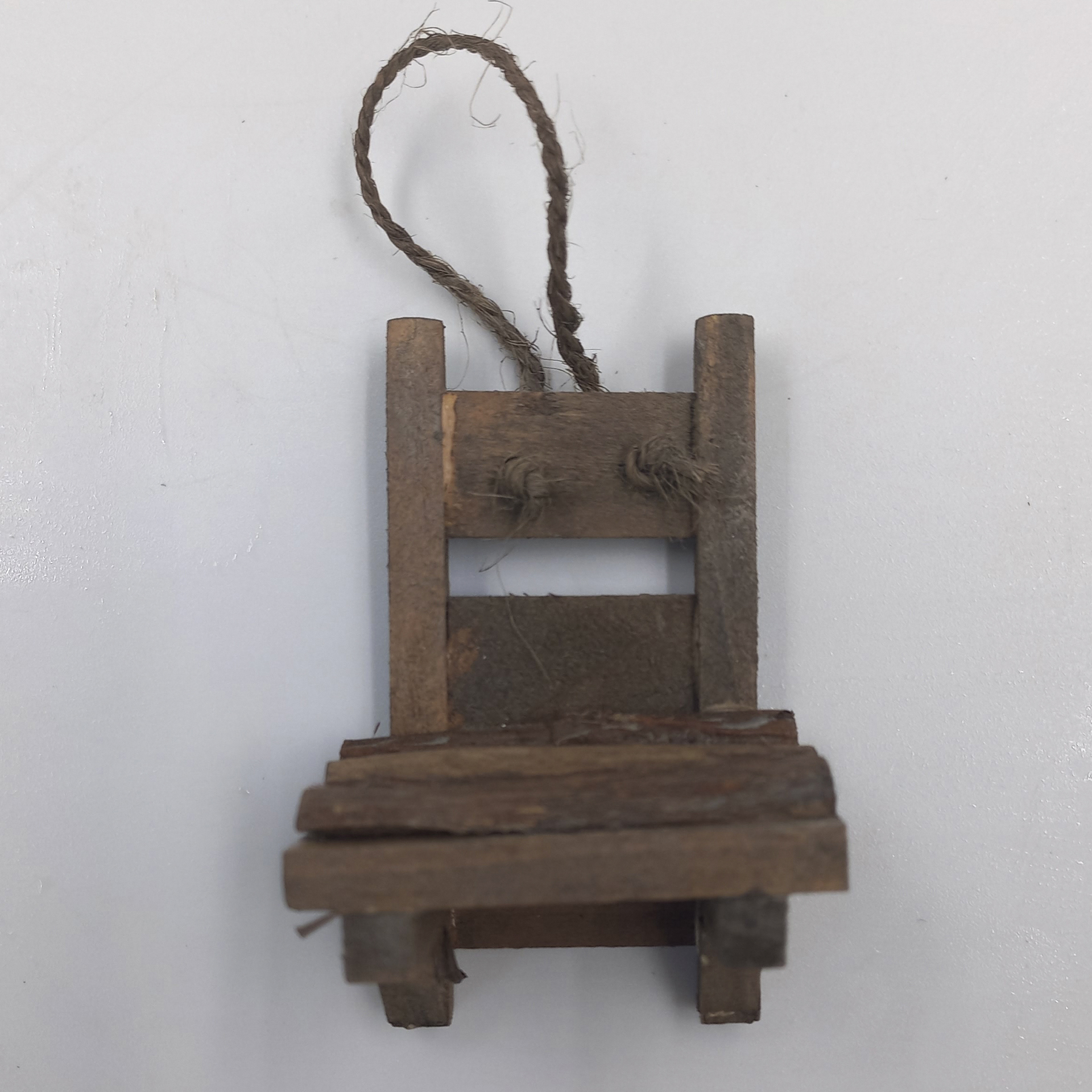 Rückentrage aus dunklem Holz