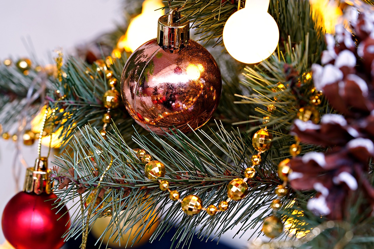 Weihnachtsdekorationen wie Kugeln oder Anhänger finden Sie bei uns