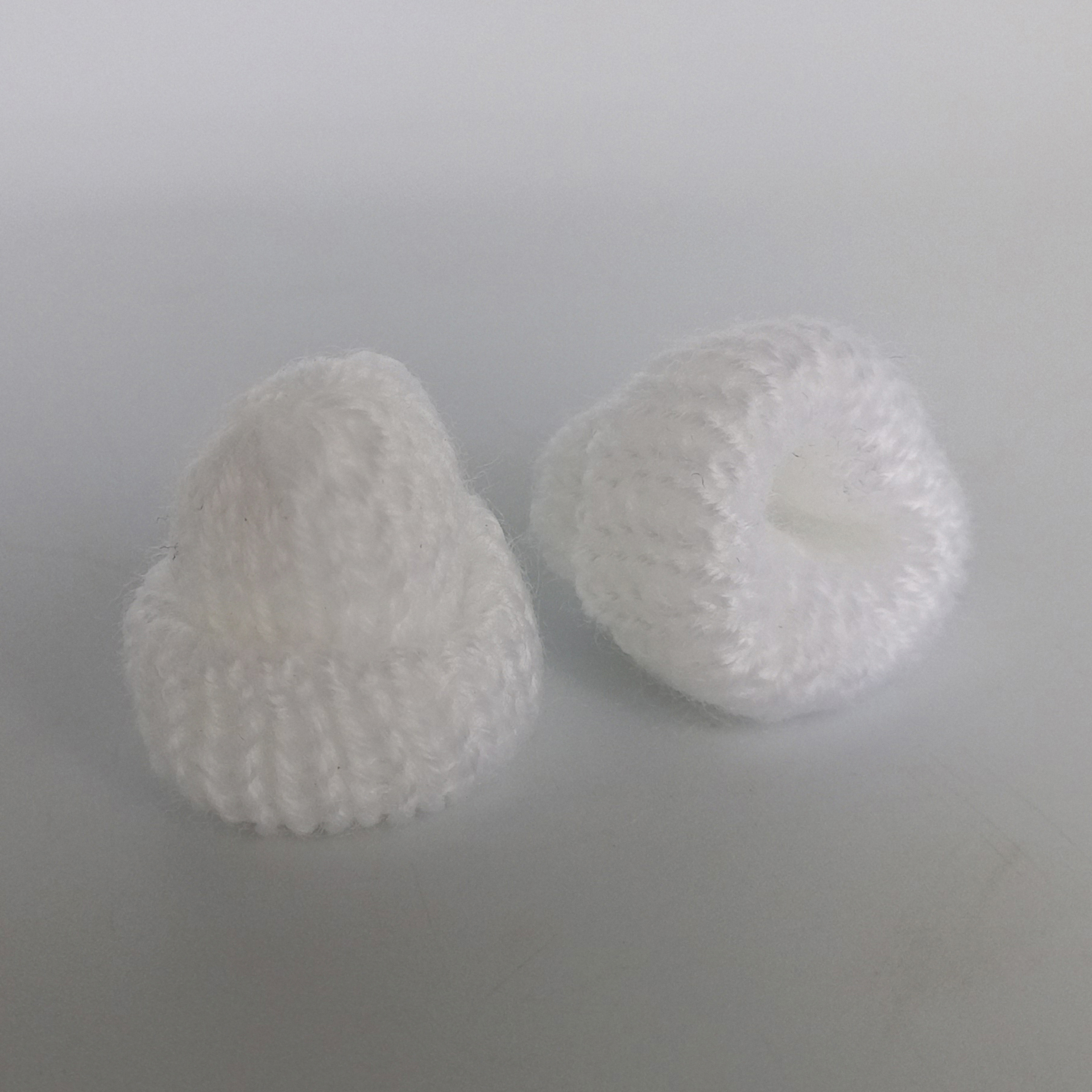 gestrickte weiße Wollmütze mit Umschlag für den Wichtel