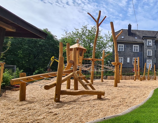 spielplatz aus robinienstämmen robinienholz