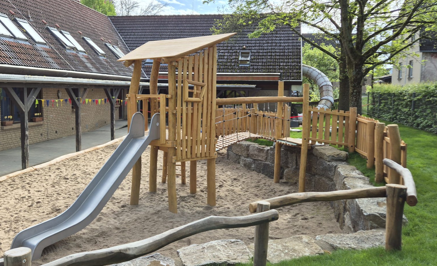 Abgrenzung Spielplatz aus Robinienholz