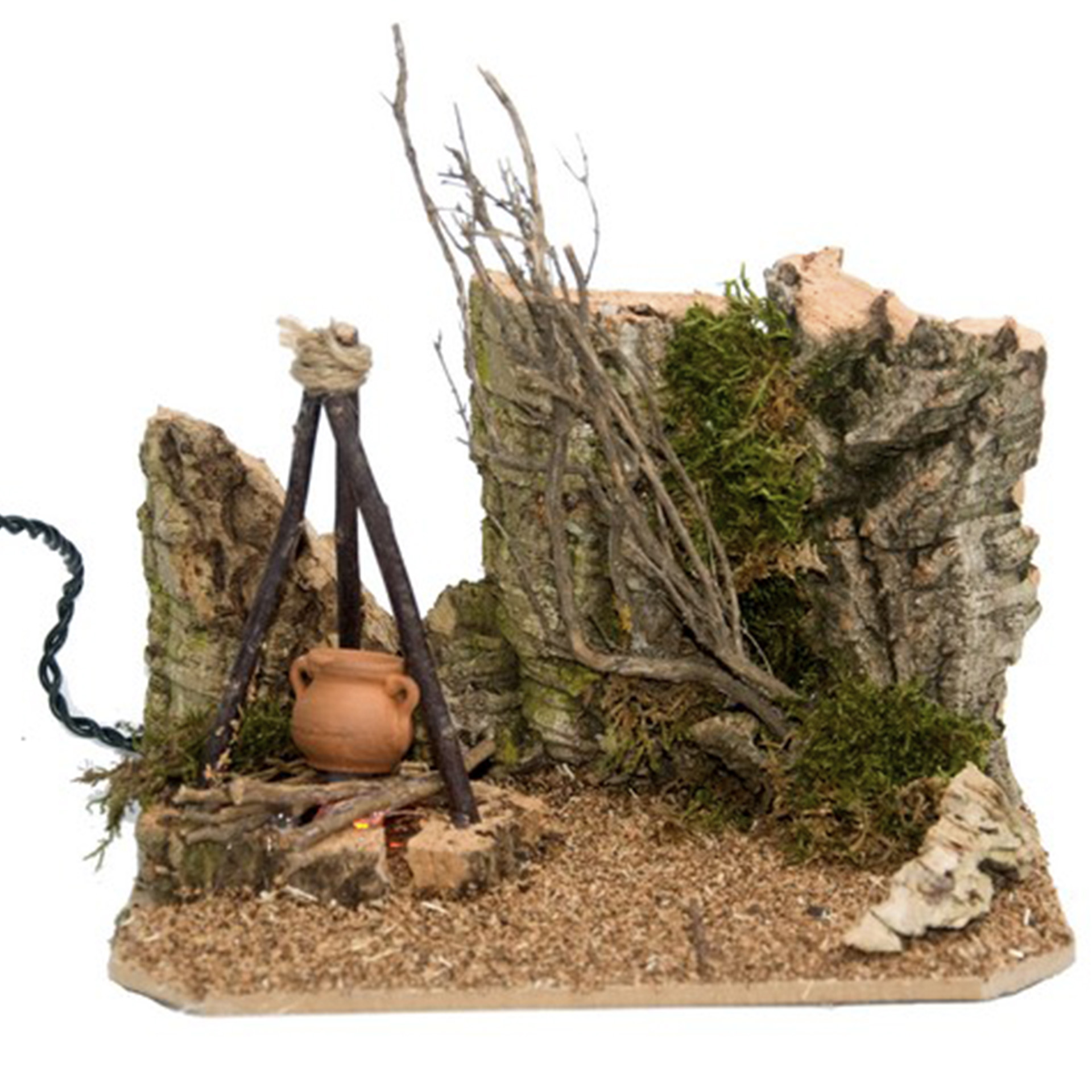 Lagerfeuer auf Holzplatte mit Dreibock und Tonkrug