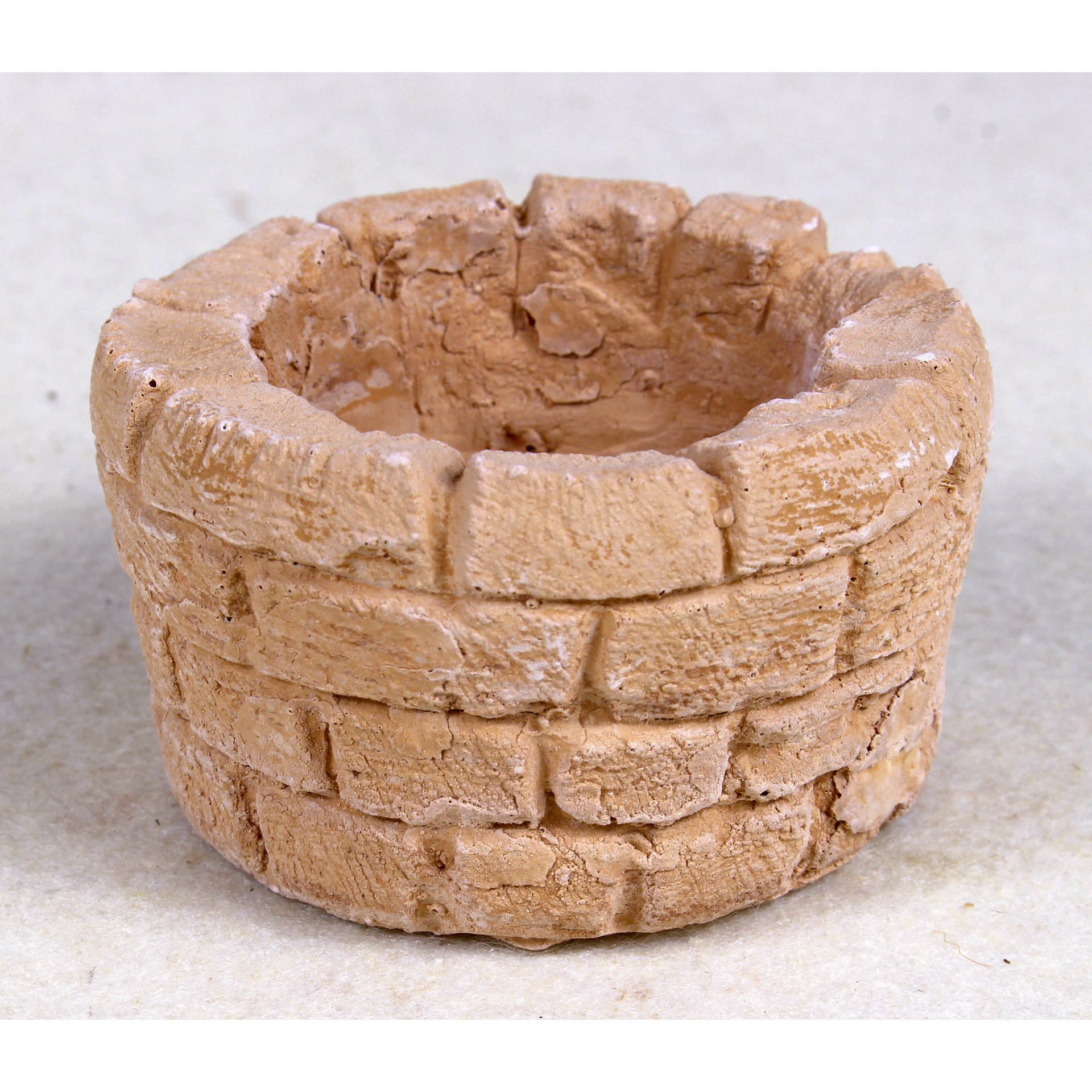 runder Brunnentrog optisch wie gemauert, aus Terracotta