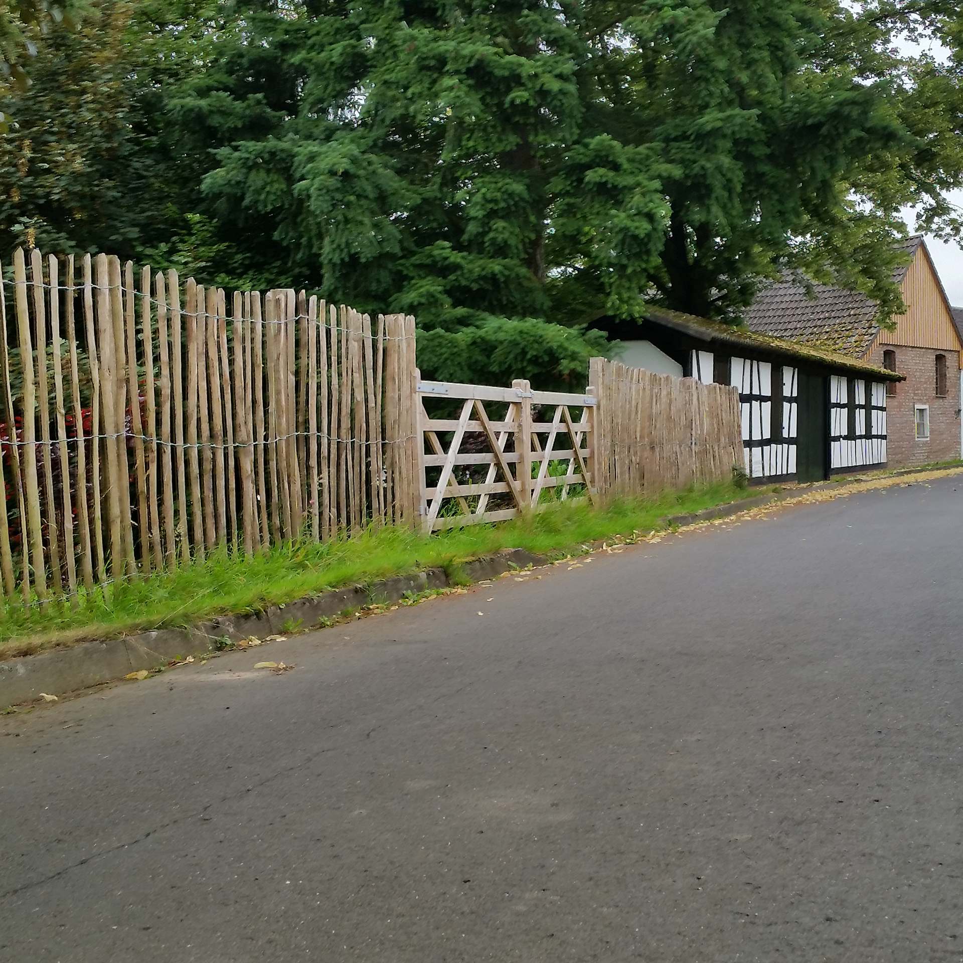 staketenzaun Einfriedung grundstück, am Ende Haus, an straße entlang, , Holz-Zaun, Holzstaketenzaun, Gartenzaun, Straße, Gebäude, Holzzaun, Zäune, Gatter, Gartenzaun, Häuschen