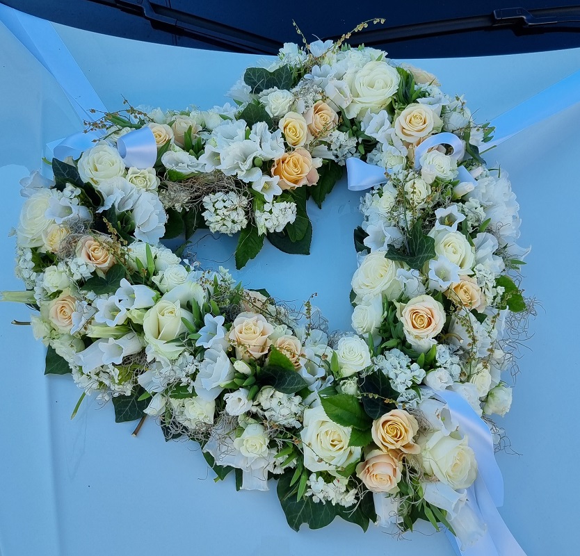 Schöne Autodekorationen zur Hochzeit und Blumenauswahl passend