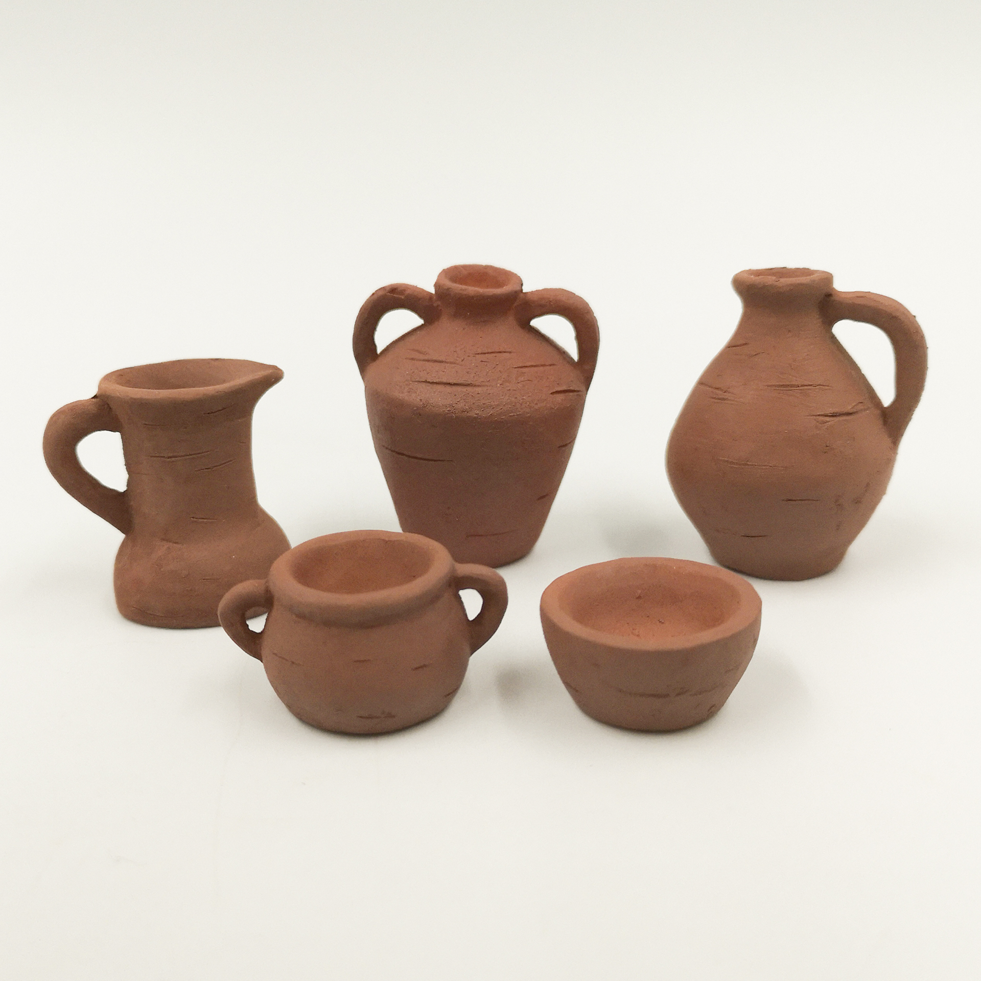 fverschiedene Krüge und Schalen aus Terracotta gebrannt