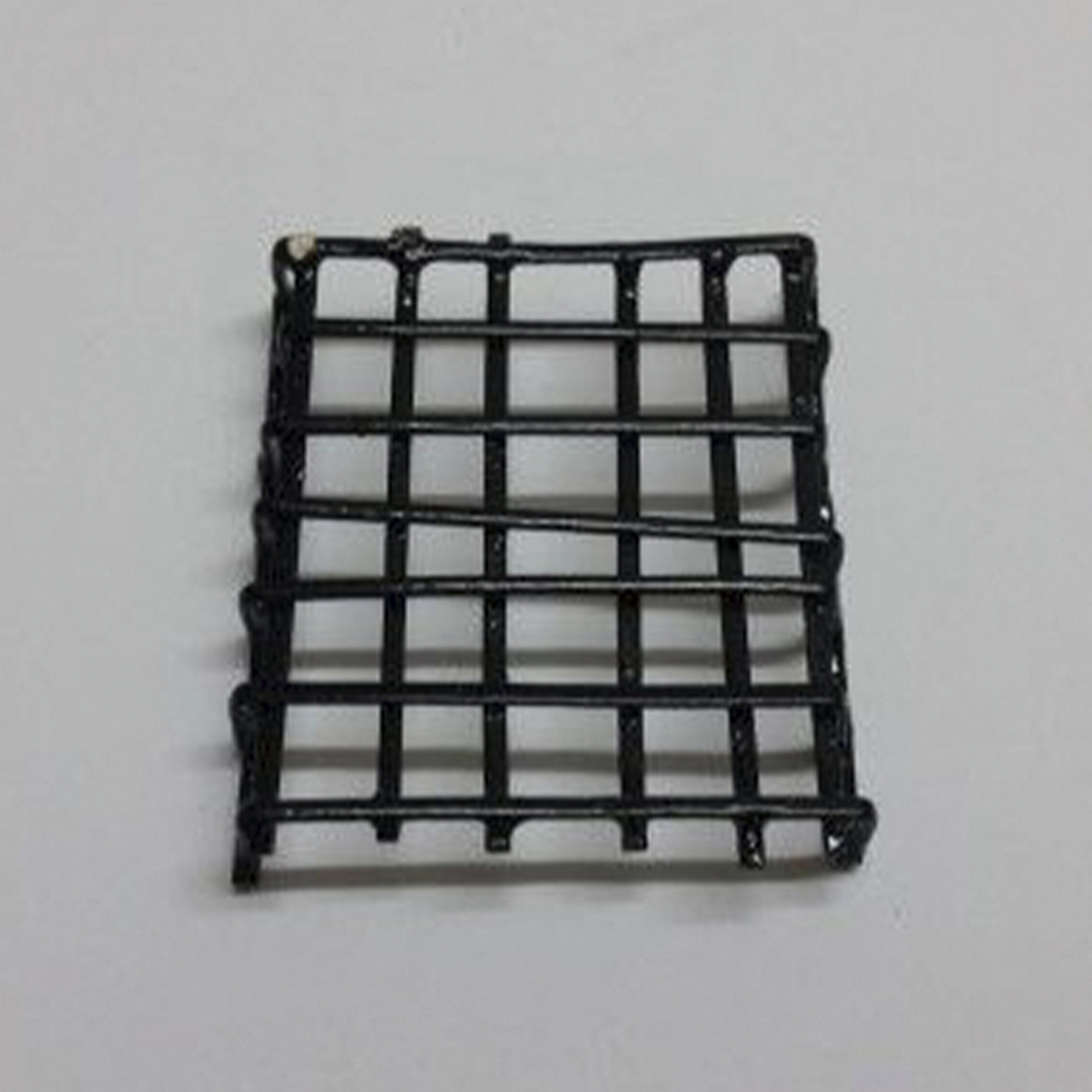 schwarz lackiertes Fenstergitter zur Krippengestaltung