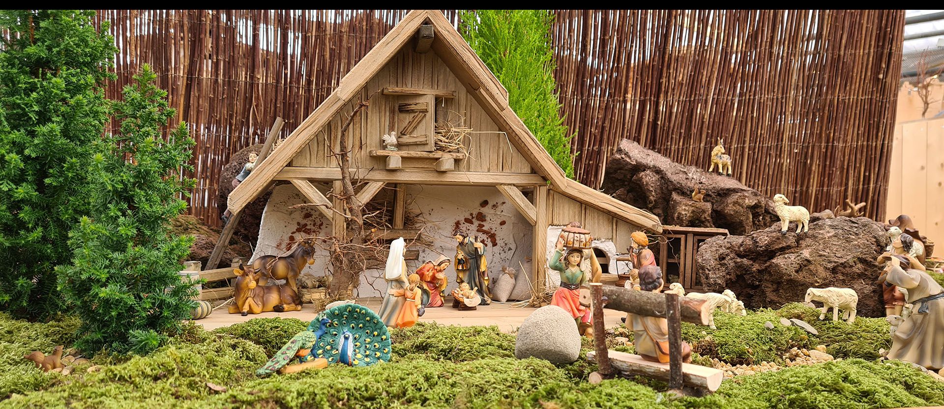 heimatliche Krippenlandschft mit Krippenfiguren