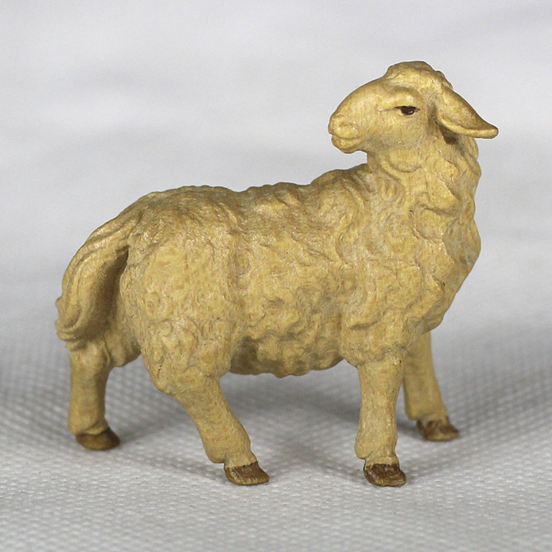 Holzfigur mehrfach gebeizt zur Krippengestaltung, aus der Serie der Ulrich Krippe