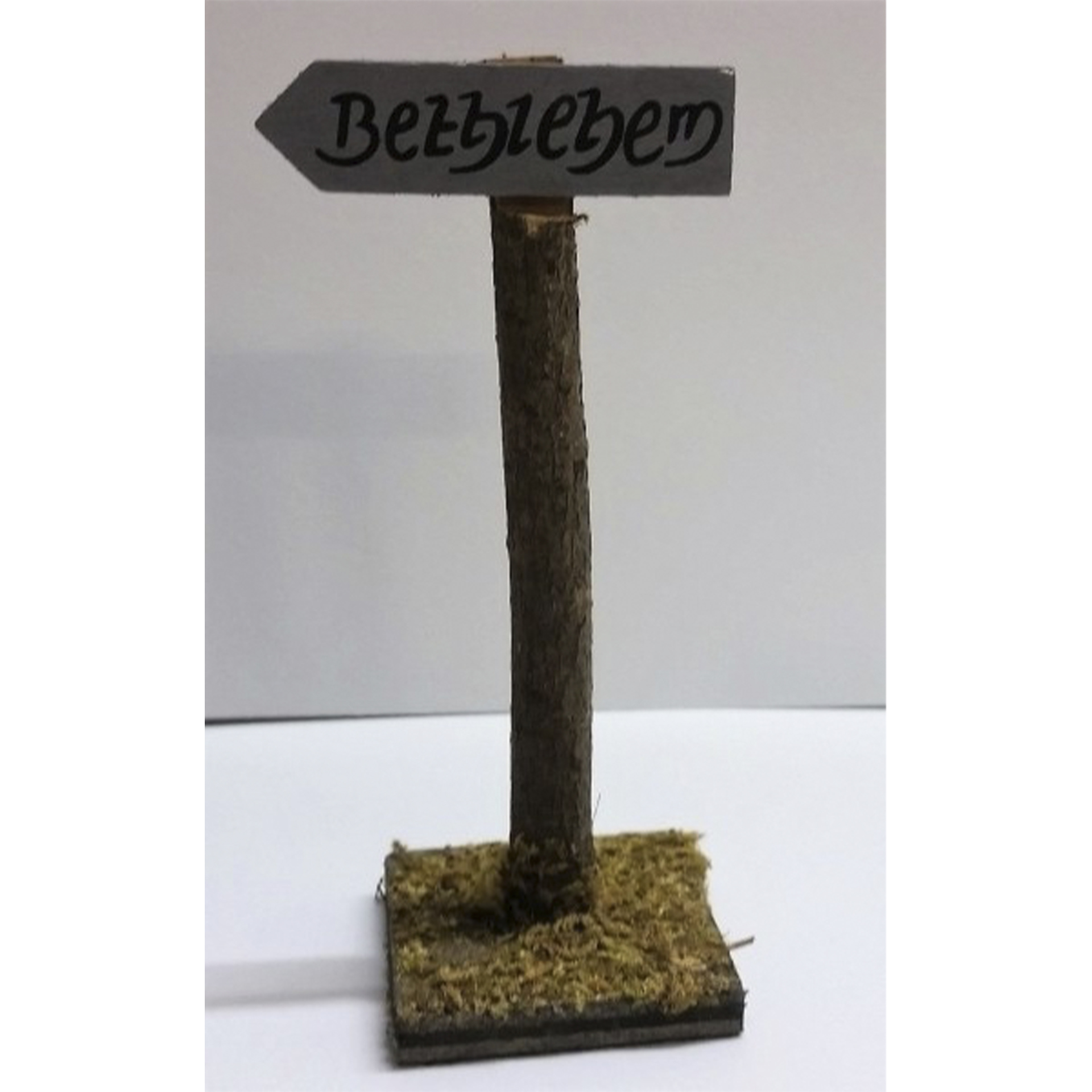 Holzschild weist den Weg nach Bethlehem Richtung links