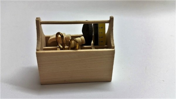 Werkzeugkiste hell mit Holzwerkzeug