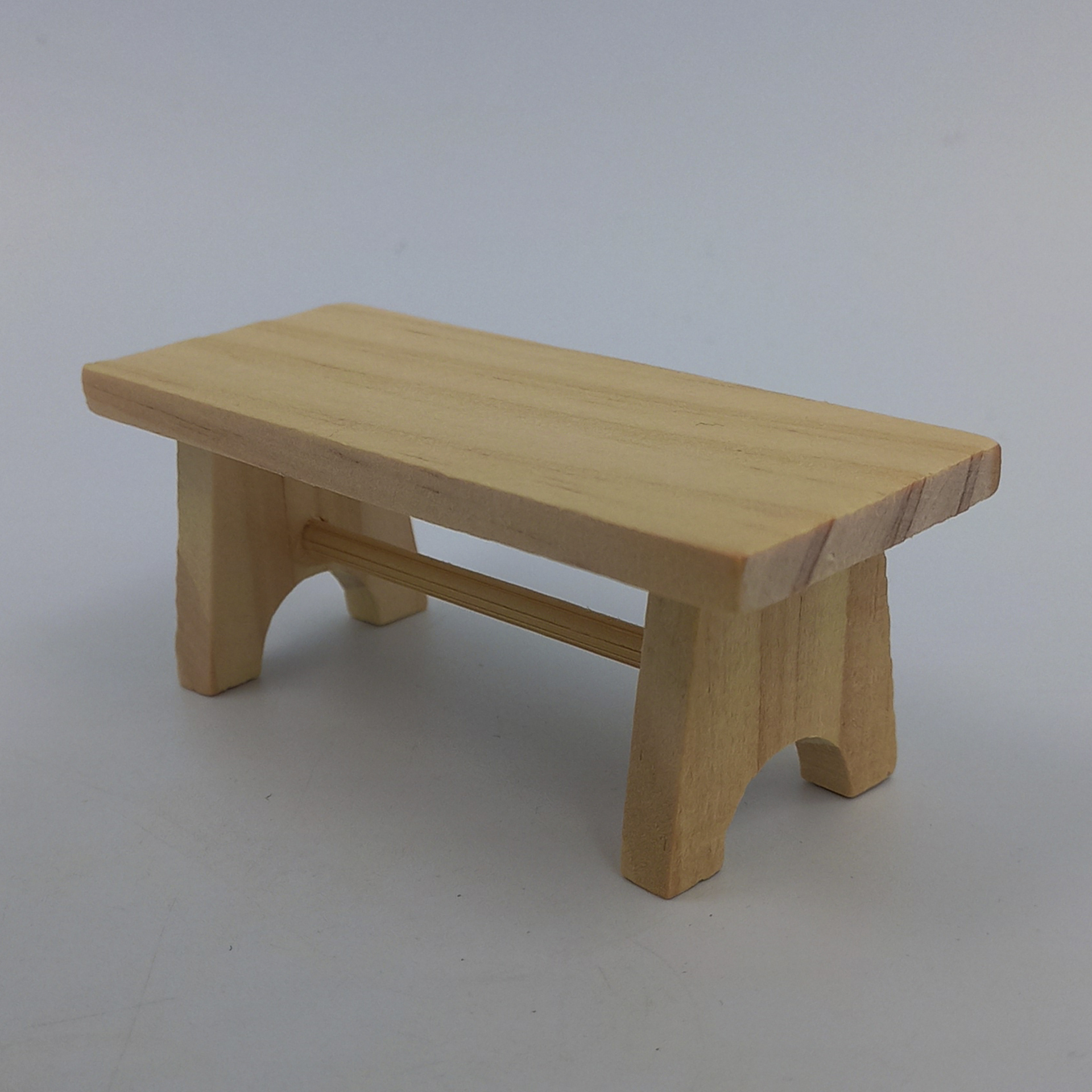 Bank aus hellem Holz