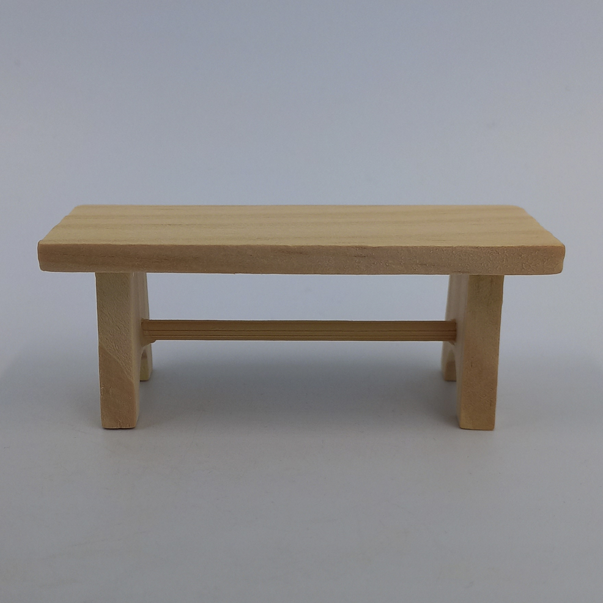 Bank aus hellem Holz