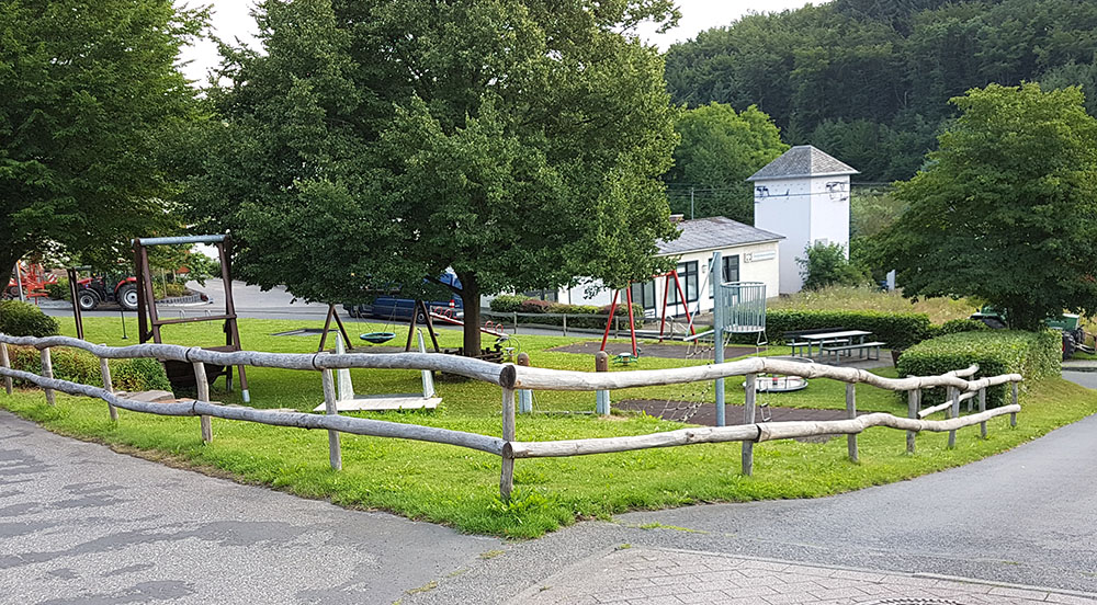 Koppelzaun zur Einzäunung des Grundstücks mit Tieren