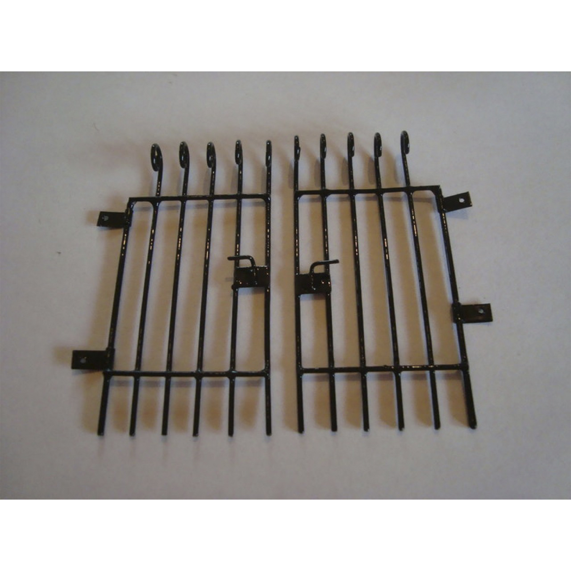 schwarz lackiertes Gartentor aus Metall zur Krippengestaltung