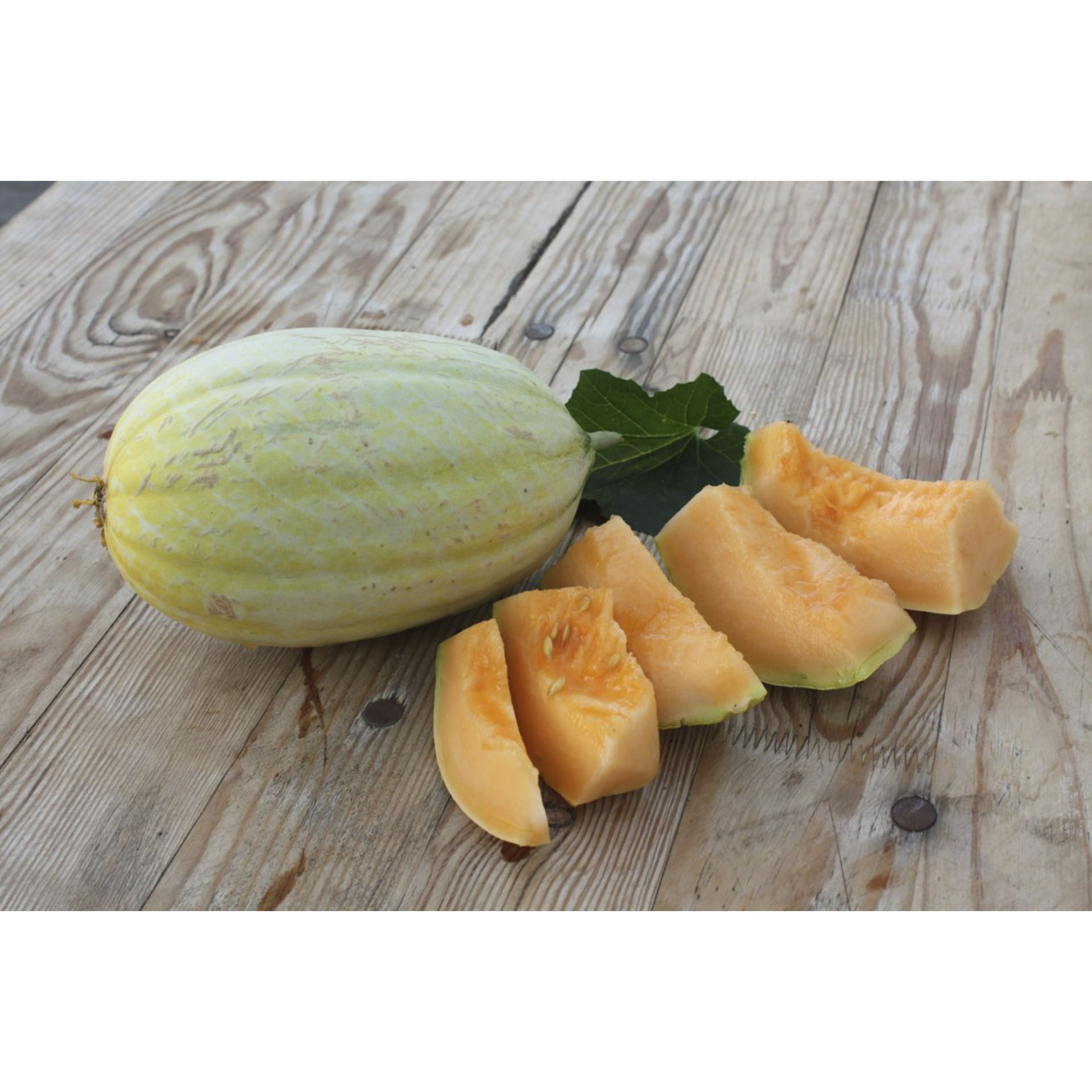 ganze und aufgeschnittene gelbe Frucht der Mango Melone