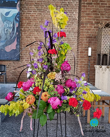 kirchendekoration buntes gesteck