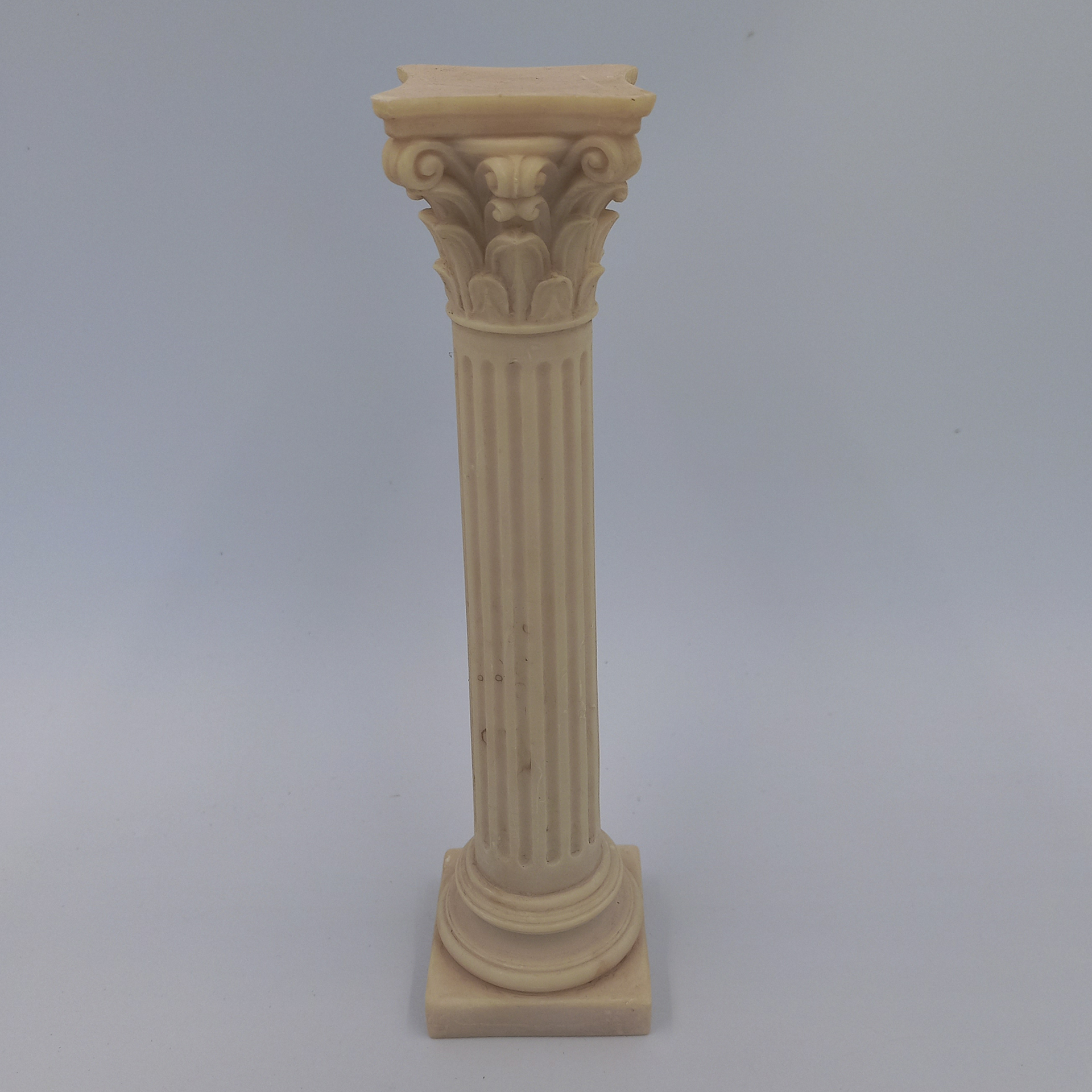 beige Säule mit Kapitell als Abschluss