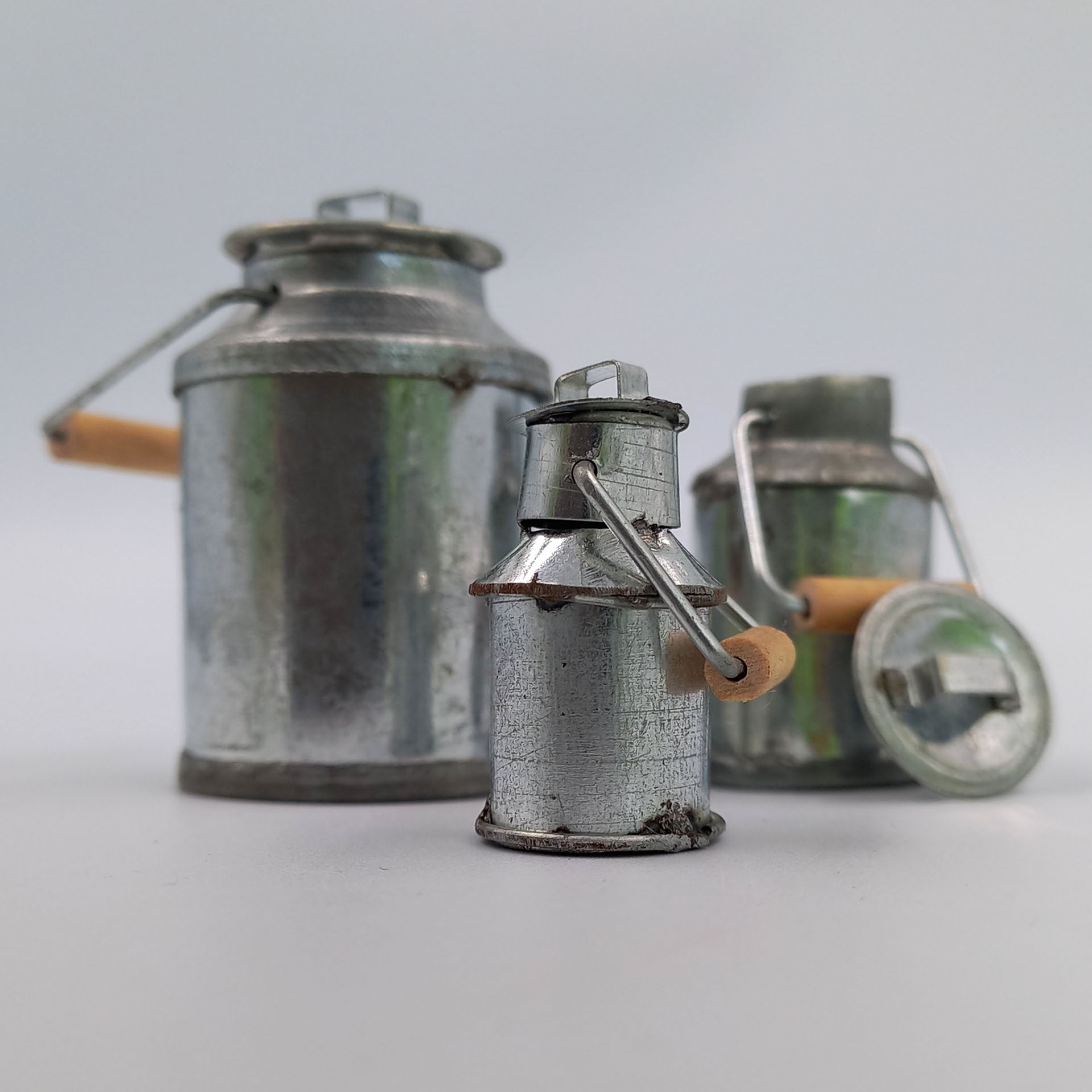 verzinkte Milchkannen mit deckel in 3 verschiedenen Größen