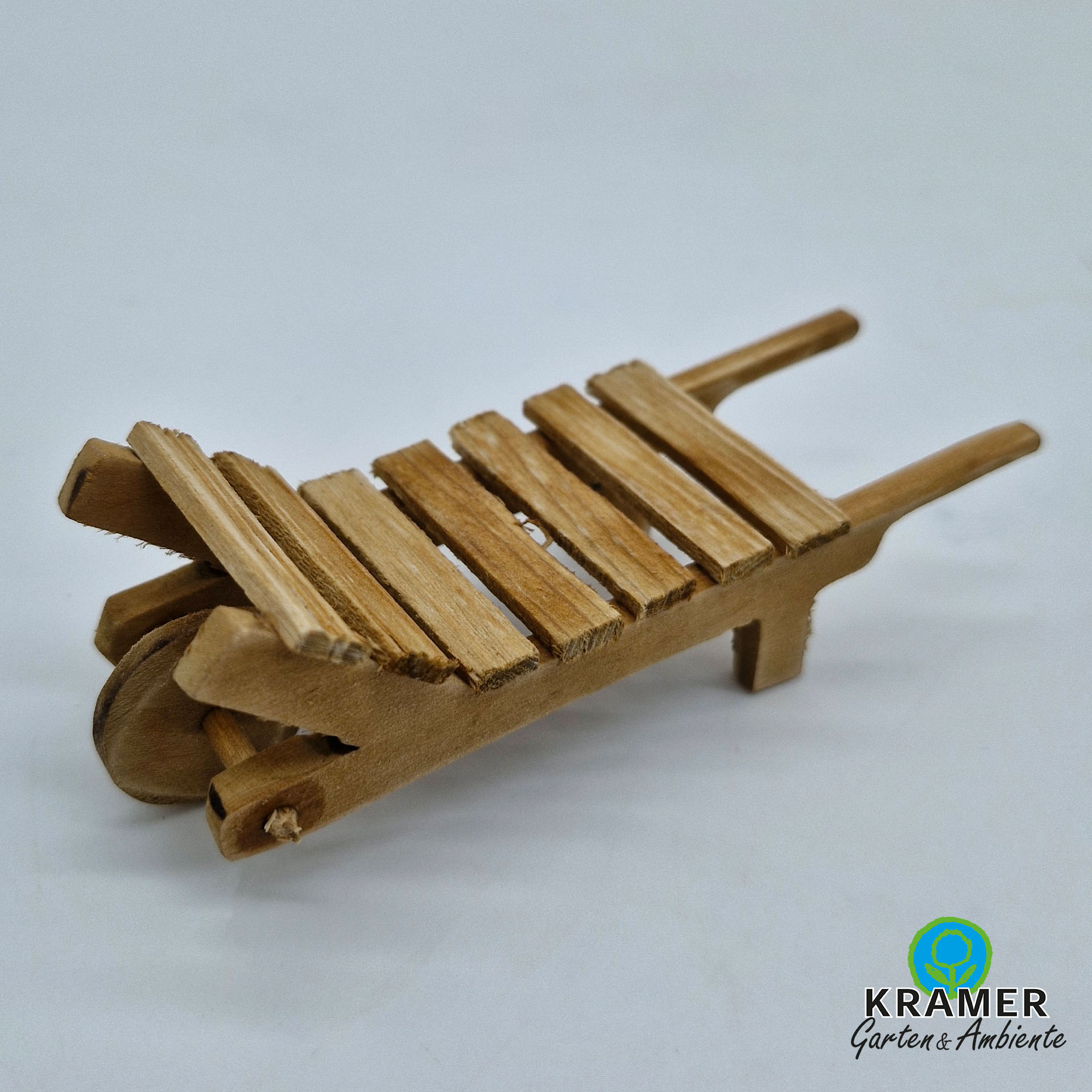 Schubkarre aus holz mit querlatten und holzrad
