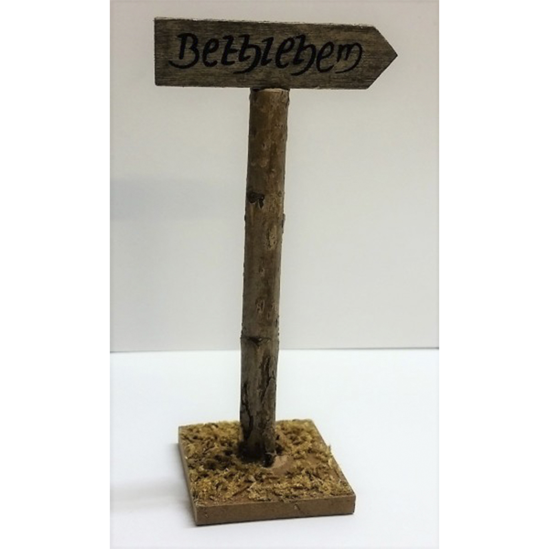 Holzschild weist den Weg nach Bethlehem Richtung rechts