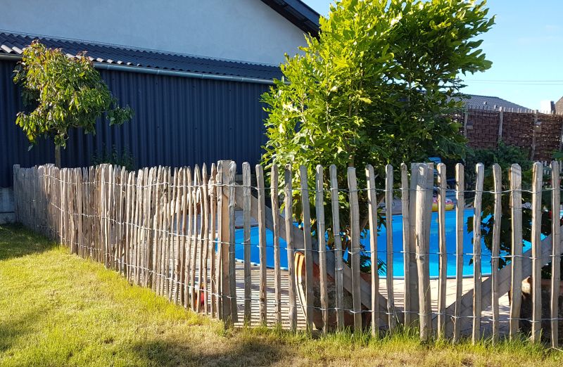 Poolumrandung mit Staketenzaun