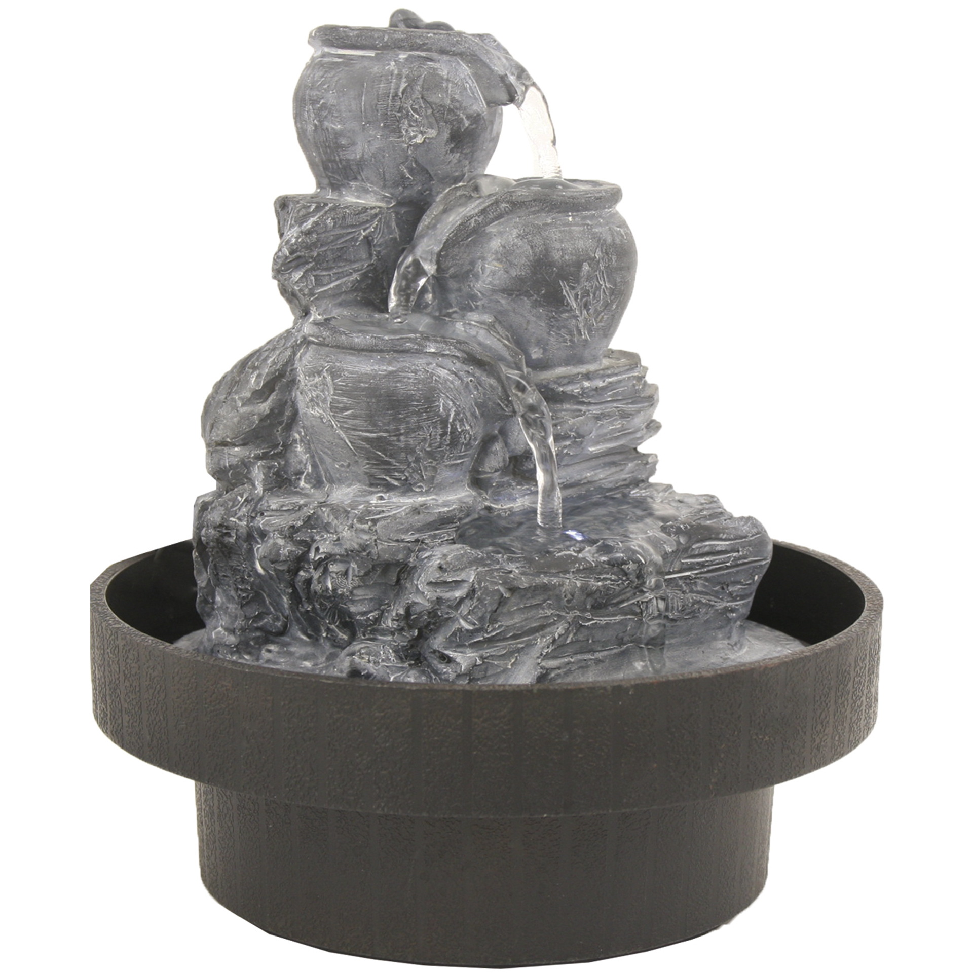 Beleuchteter Brunnen mit übereinander gestapelten Krügen in dunkelgrauer Schale