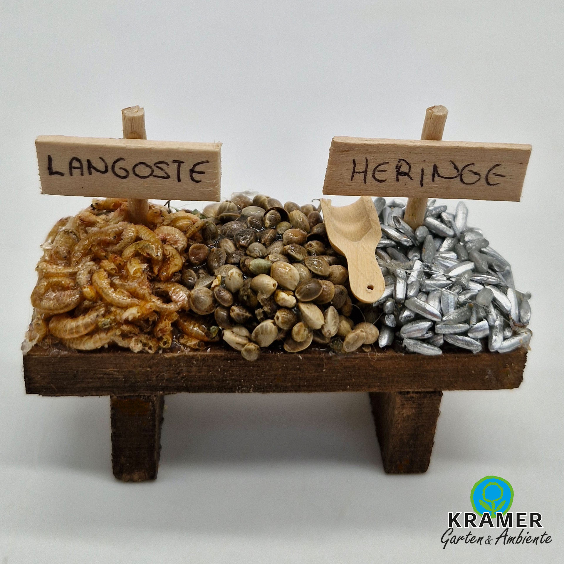 holztisch mit Langusten, muscheln, heringen und holzschäufelchen