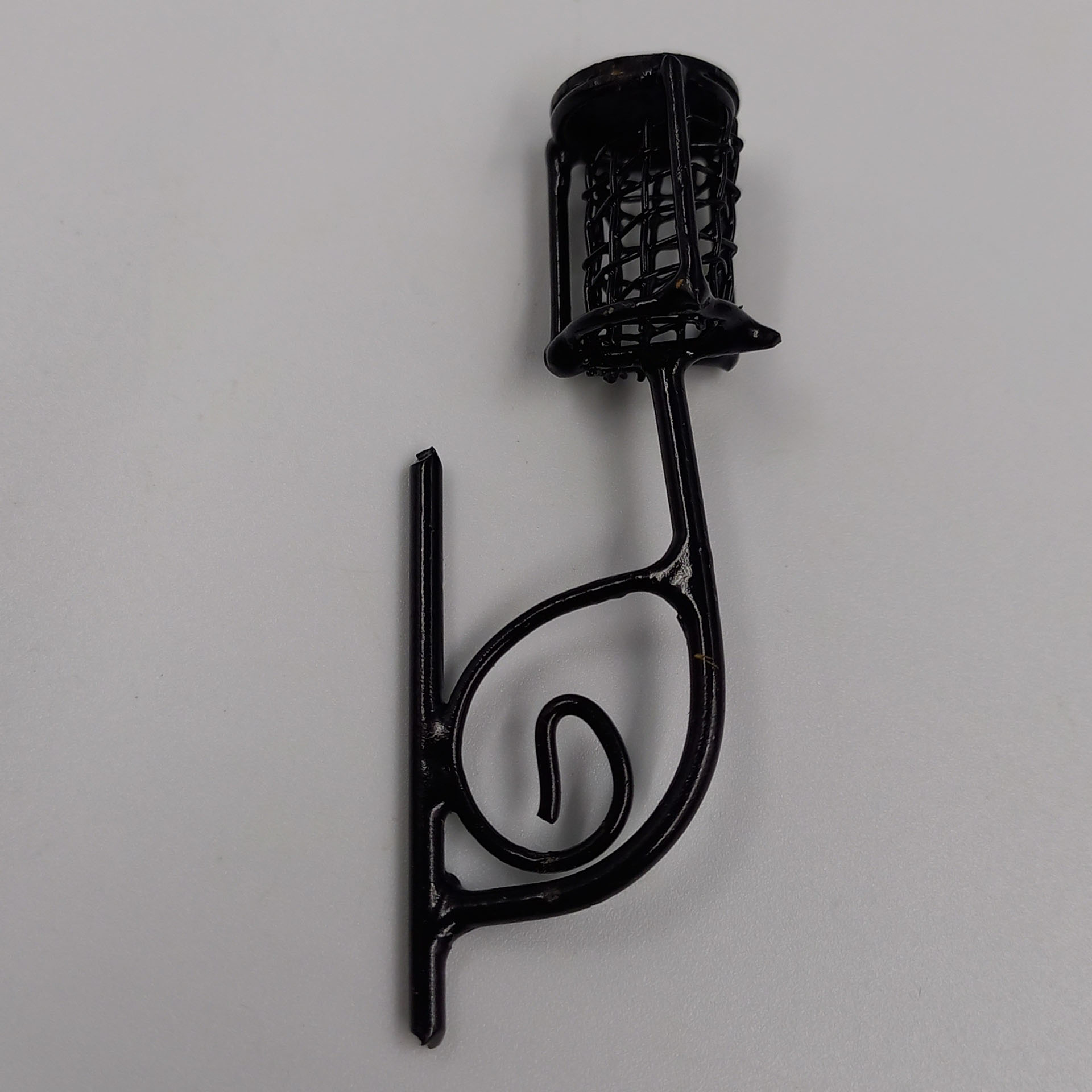 schwarze Laterne mit verschnörkelter Halterung, Elektronik, Hardware