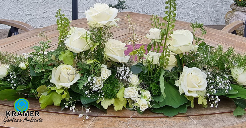 Tischdeko die weiß und cremefarben blüht