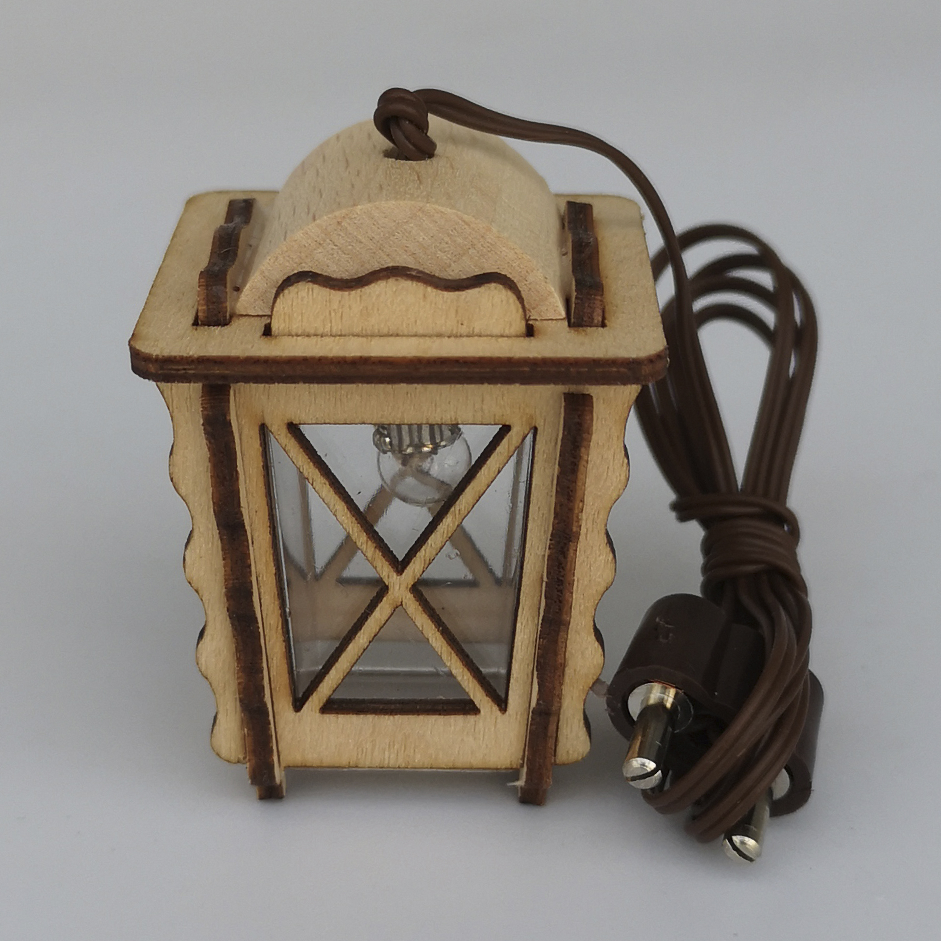 Laterne aus hellem Holz, Schnittstellen braun, mit klarem Licht