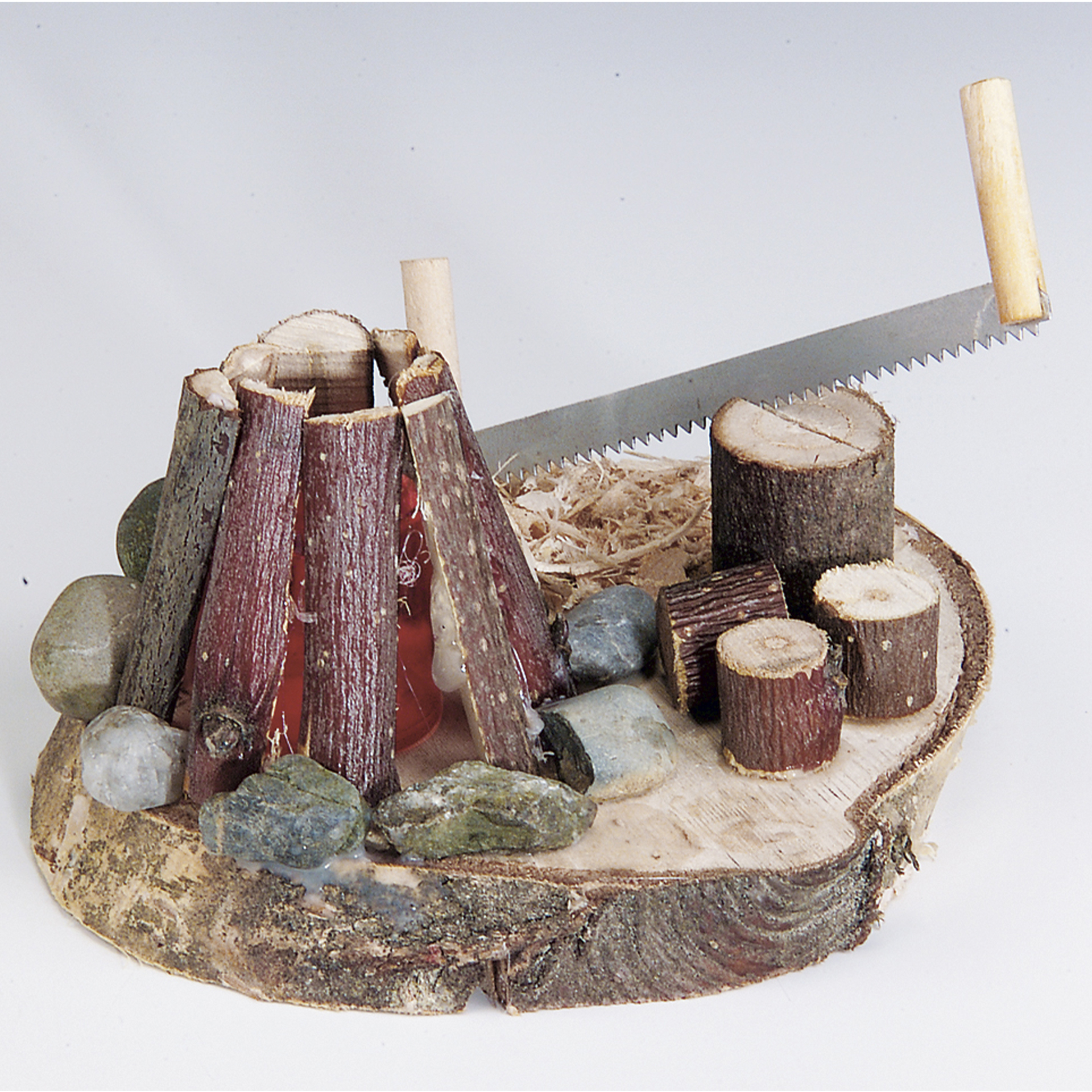 Lagerfeuer aus gestapelten Ästen auf Holzscheibe, mit Baumsäge