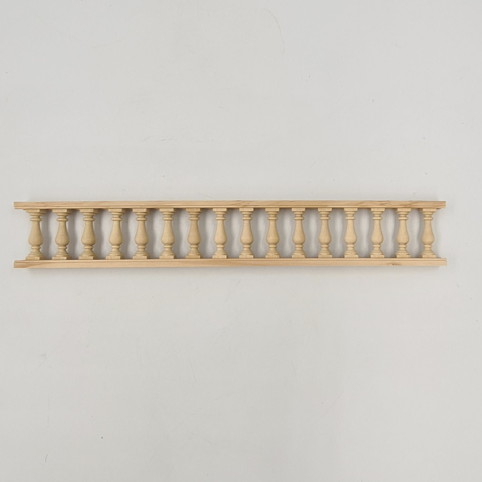 Balustrade aus naturfarbenem Holz Krippenbau