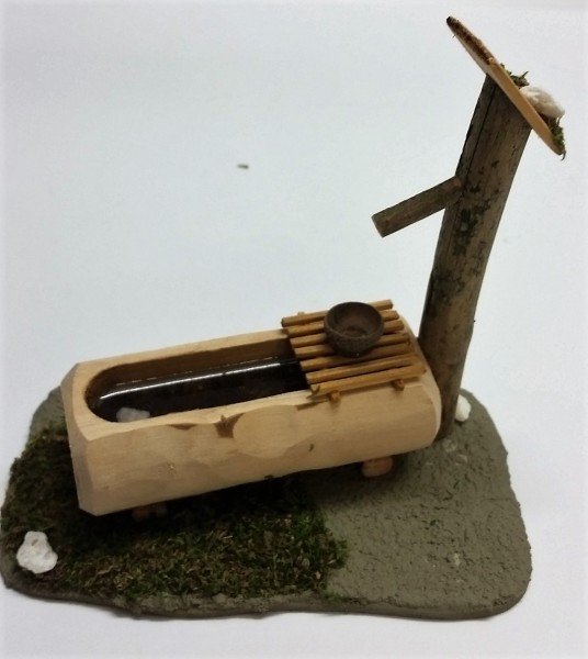 Baumstammtränke längs