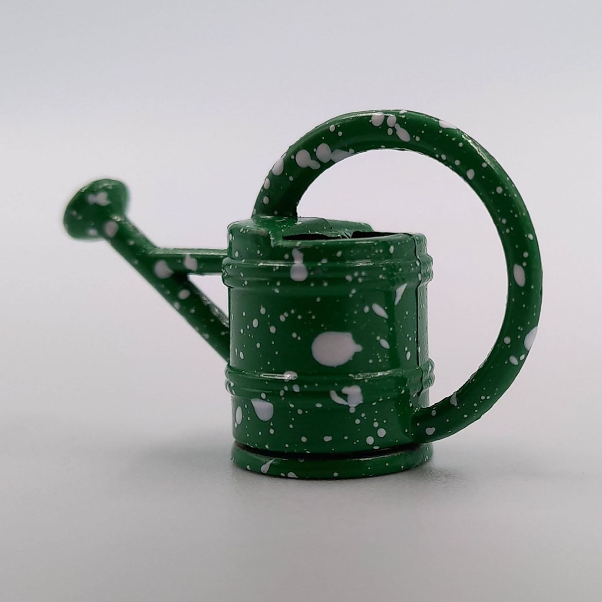 Giesskanne grün mit weissen Sprenkeln