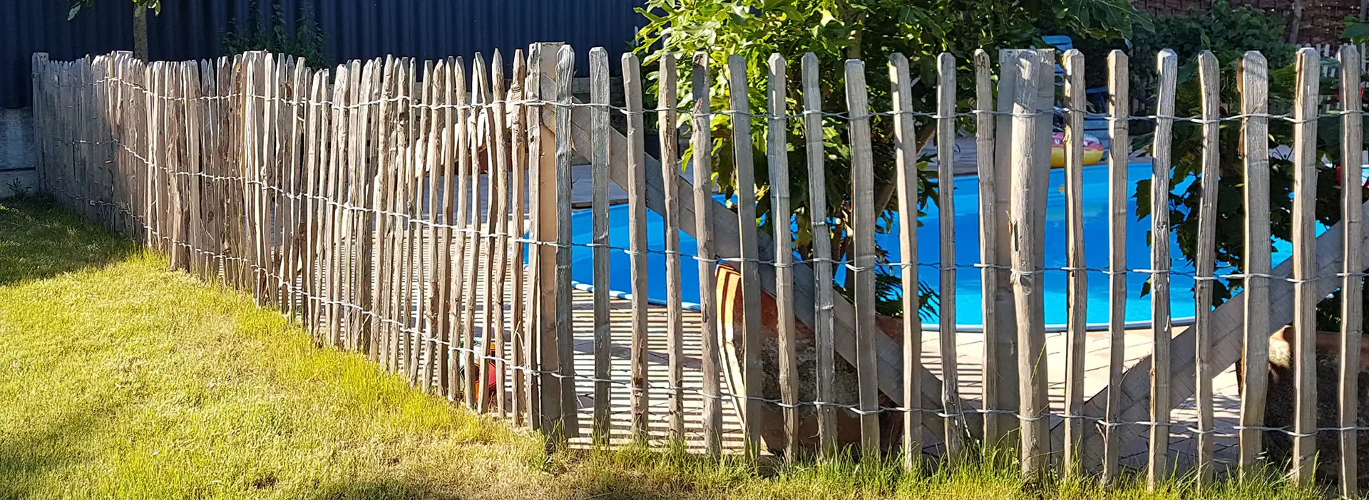 Staketenzaun eignet sich für schöne Umrandungen wie z.B. um den Pool