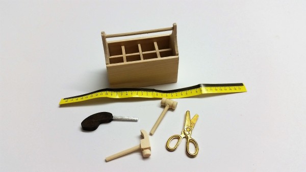 Werkzeugkiste hell mit Holzwerkzeug