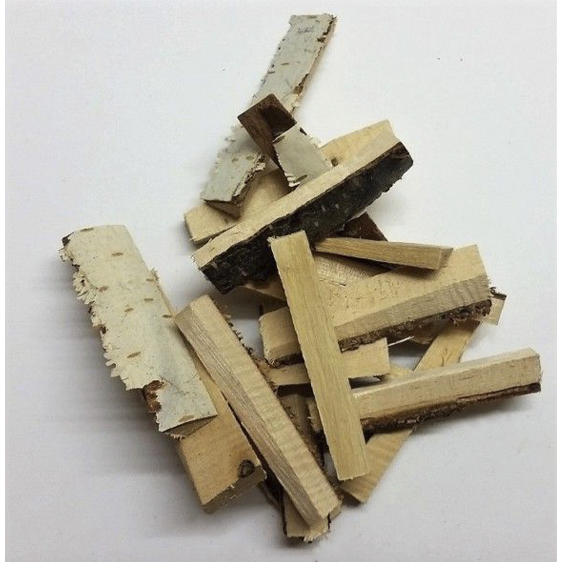 Holzscheite zur Krippendekoration als Holzstapel oder neben Holzklotz