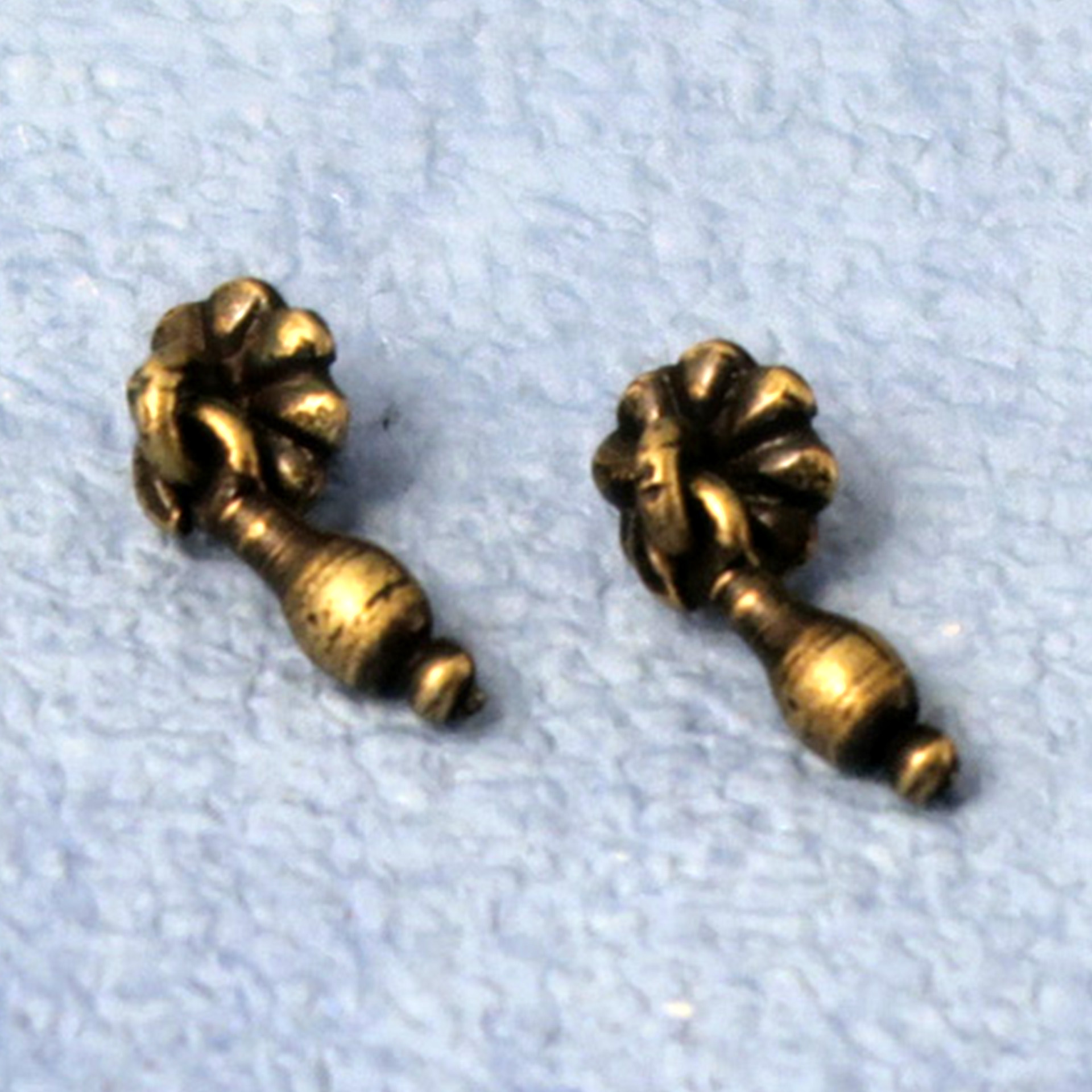 Tropfenförmige Türgriffe in antik messingfarben