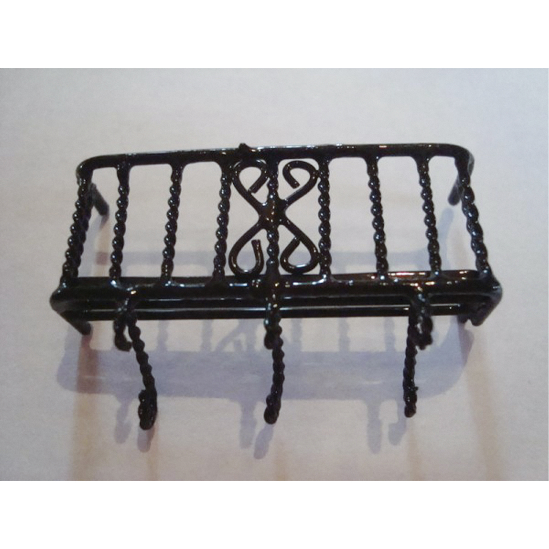 schwarz lackierter Metallbalkon mit Ornament für den Krippenbau