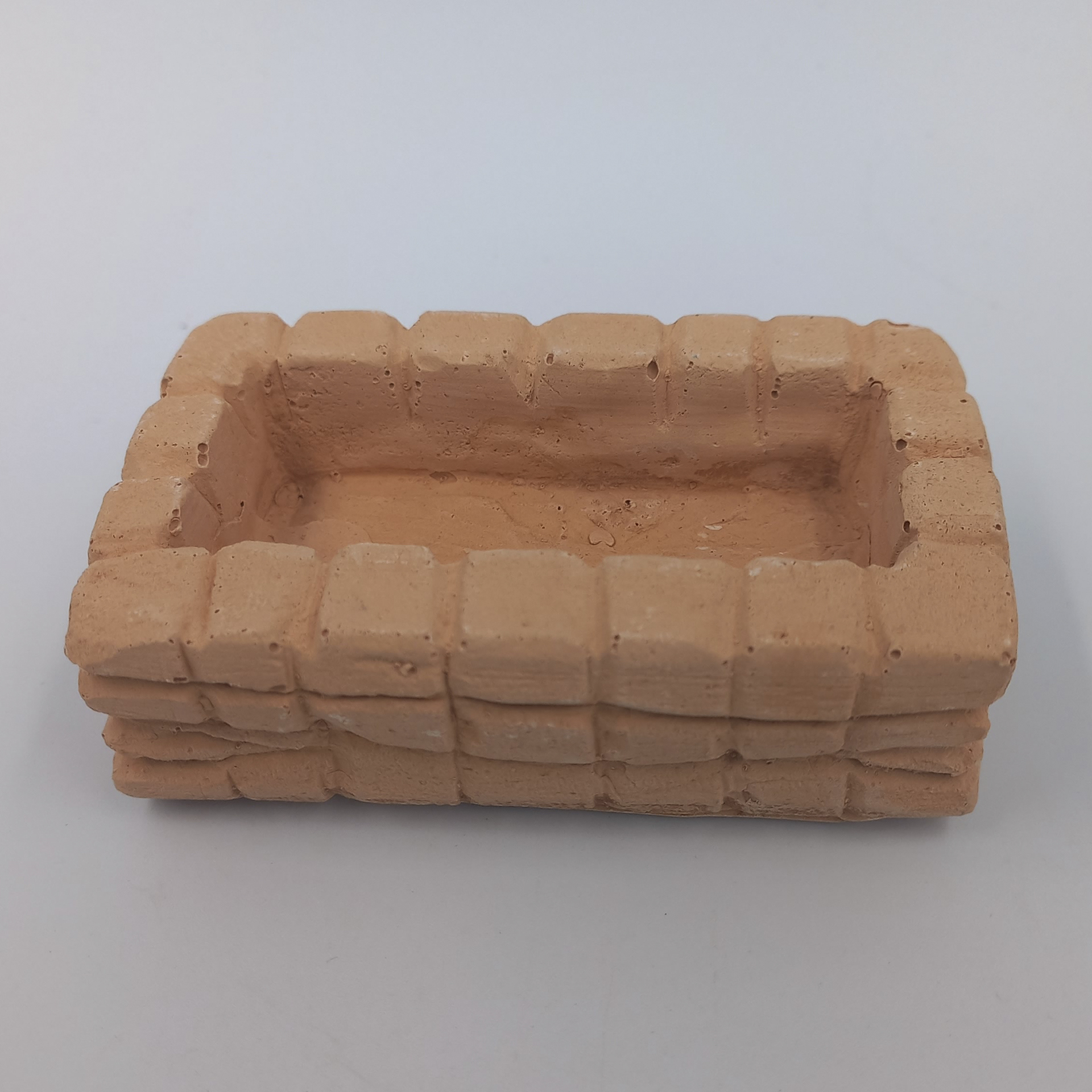 Brunnentrog optisch wie gemauert, aus Terracotta