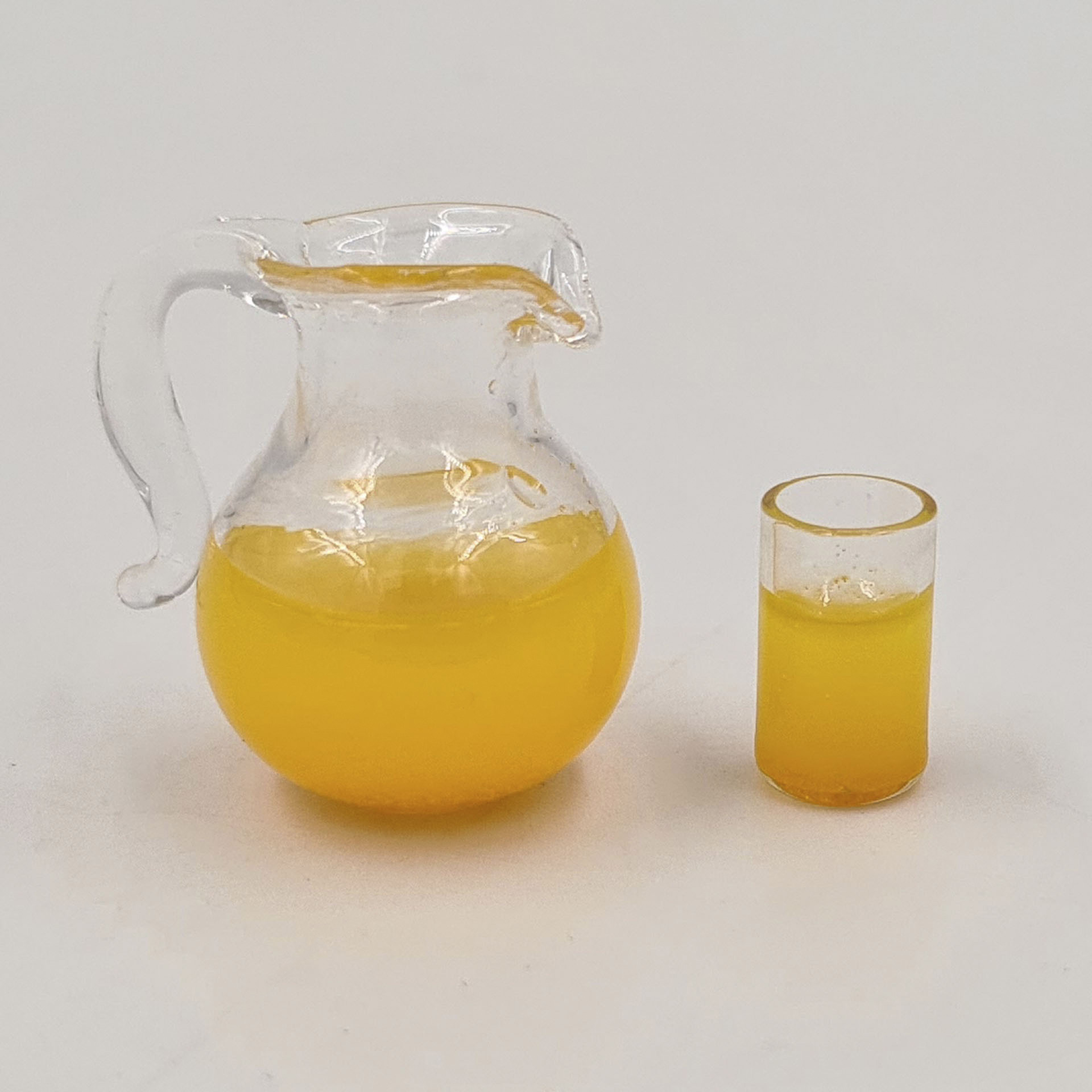 Krug und Glas mit Saft stillt den Durst unseres Wichtels Wichtelzubehör