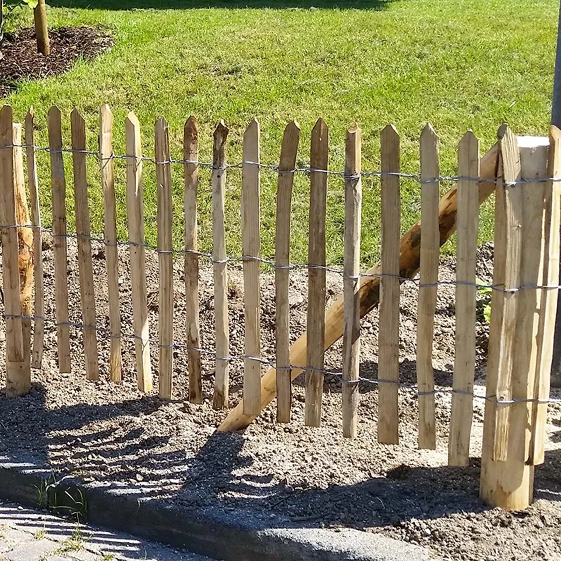 holzzaun aus staketen, einfriedung grundstzück, Holzzaun, Palisadenzaun, Stacheldraht, Holzlatten, Außenzaun, Holzzaun, Spitzzaun, Drahtzaun?, Gartenzaun, Holzlatten