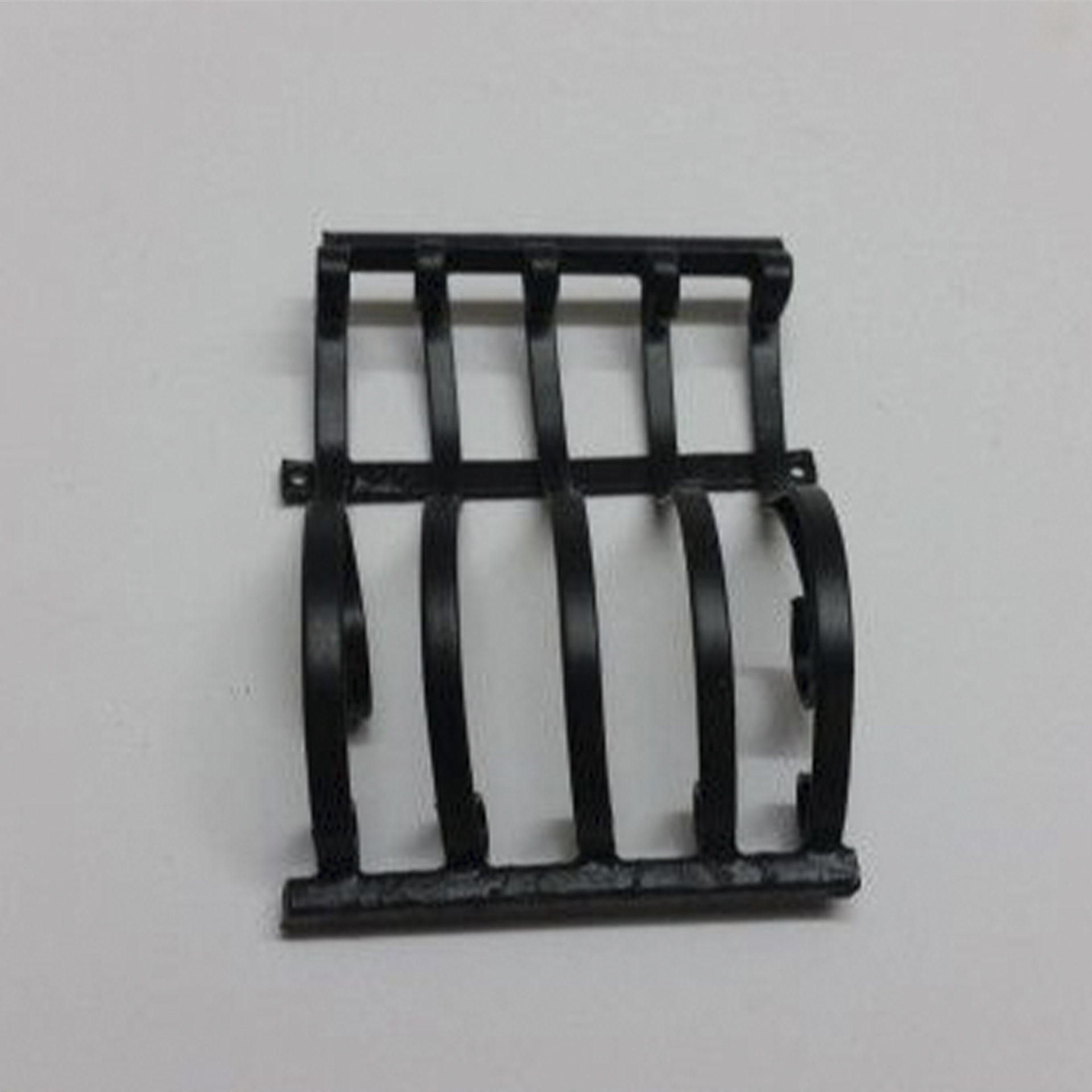 Geschwungenes Fenstergitter aus Metall zum Krippenbau