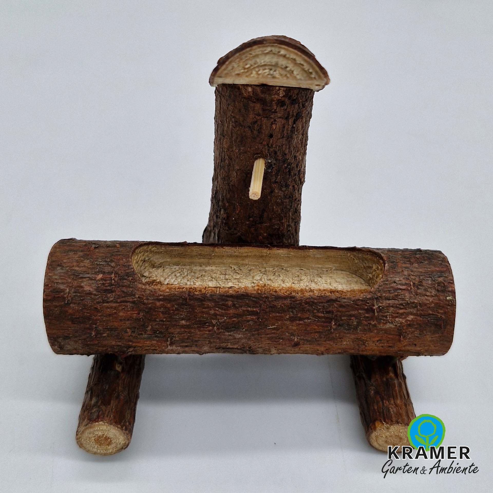 Brunnen aus kleinen Stämmen, längs ausgehöhlt, senkrecht Holz senkrecht als Auslauf